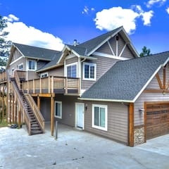 Sky High Estate has amazing lake views! Spa and Pool Table!