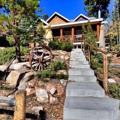 Beautiful Slope Side Bear Mountain Lodge.  Spa and Pool Table!
