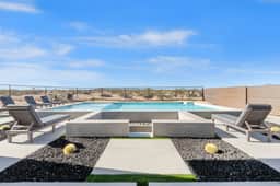 The Solitude. 5 private acres/Pool/Pickleball/Spa and Stunning Views