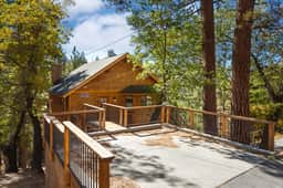 Dreamscape Villa backs ot the forest! Spa, pool table!