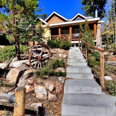 Beautiful Slope Side Bear Mountain Lodge.  Spa and Pool Table!