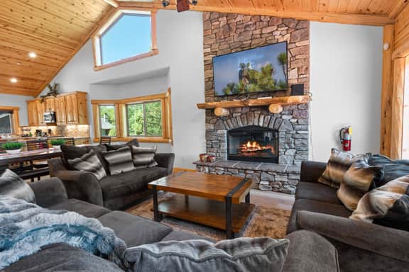 Modern Big Bear Cabin • Epic Views • Game Loft • Privacy • Slopes Nearby