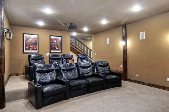 Castle Glen Dream Estate! Spa, movie theater, lake and mountain views!