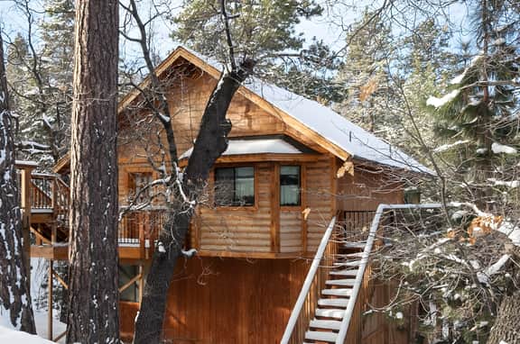 Dreamscape Villa backs ot the forest! Spa, pool table!