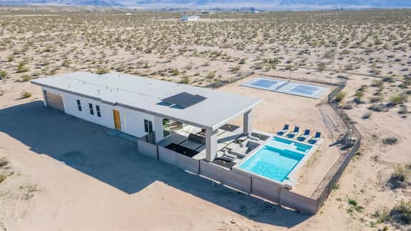 The Solitude. 5 private acres/Pool/Pickleball/Spa and Stunning Views