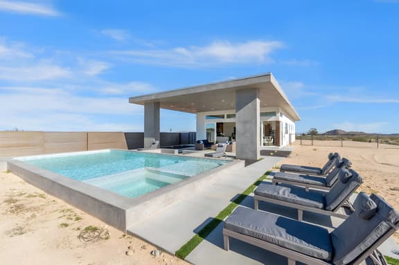 The Solitude. 5 private acres/Pool/Pickleball/Spa and Stunning Views